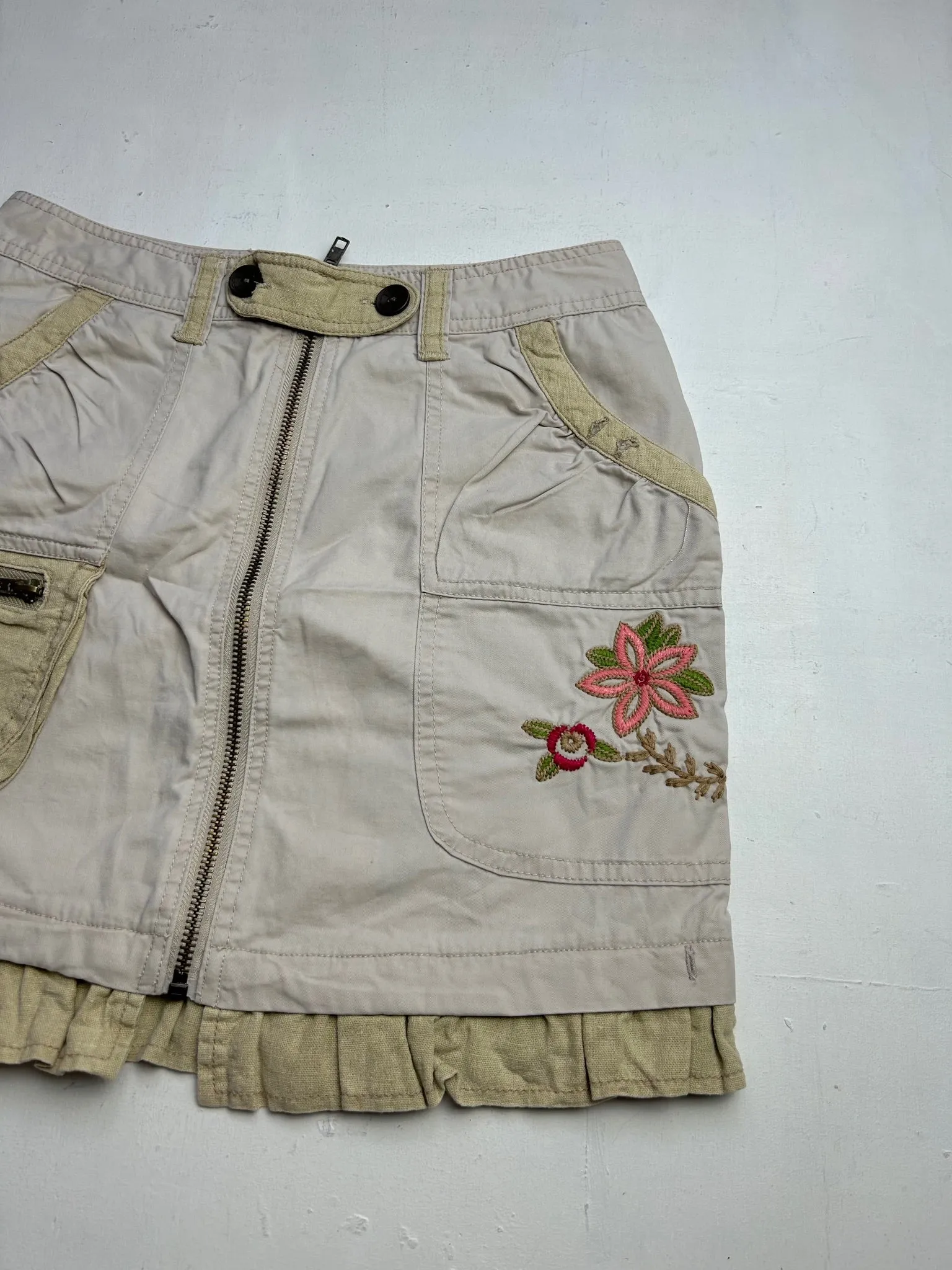 Beige cream cargo embroidered floral print zip up mini skirt (S)