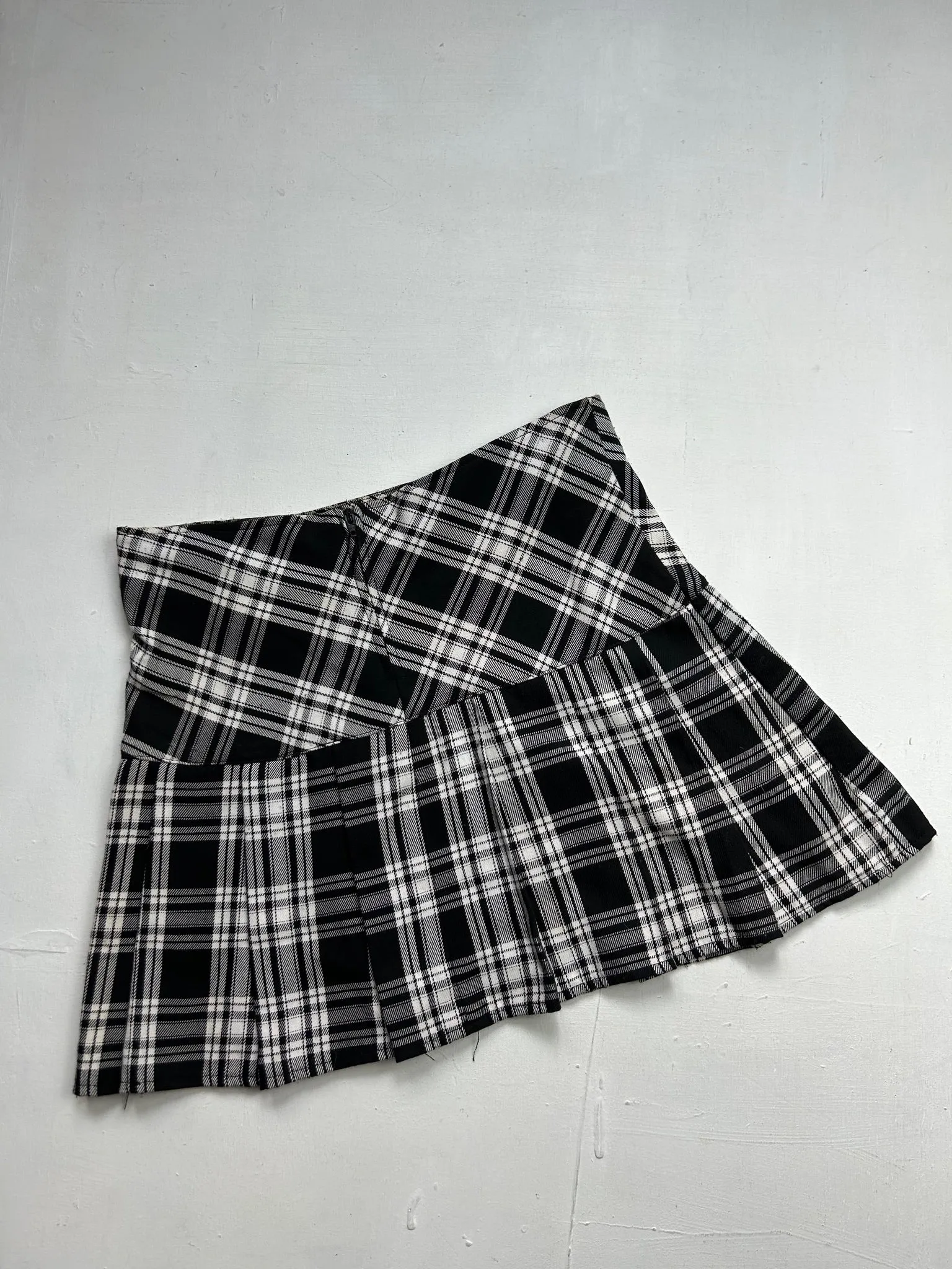 Black & white striped mid rise y2k 90s vintage mini skirt (XS)