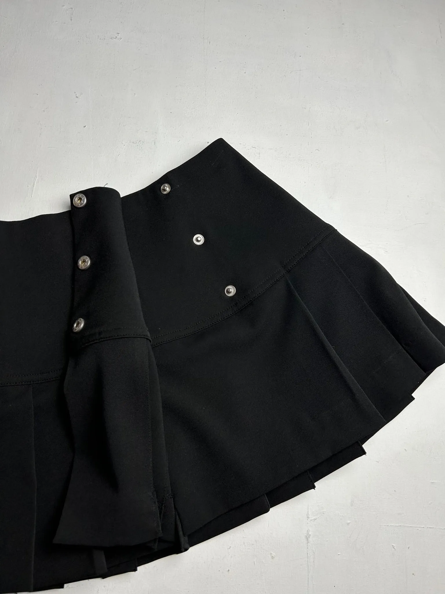 Black pleated low rise y2k 90s vintage mini skirt (XS)