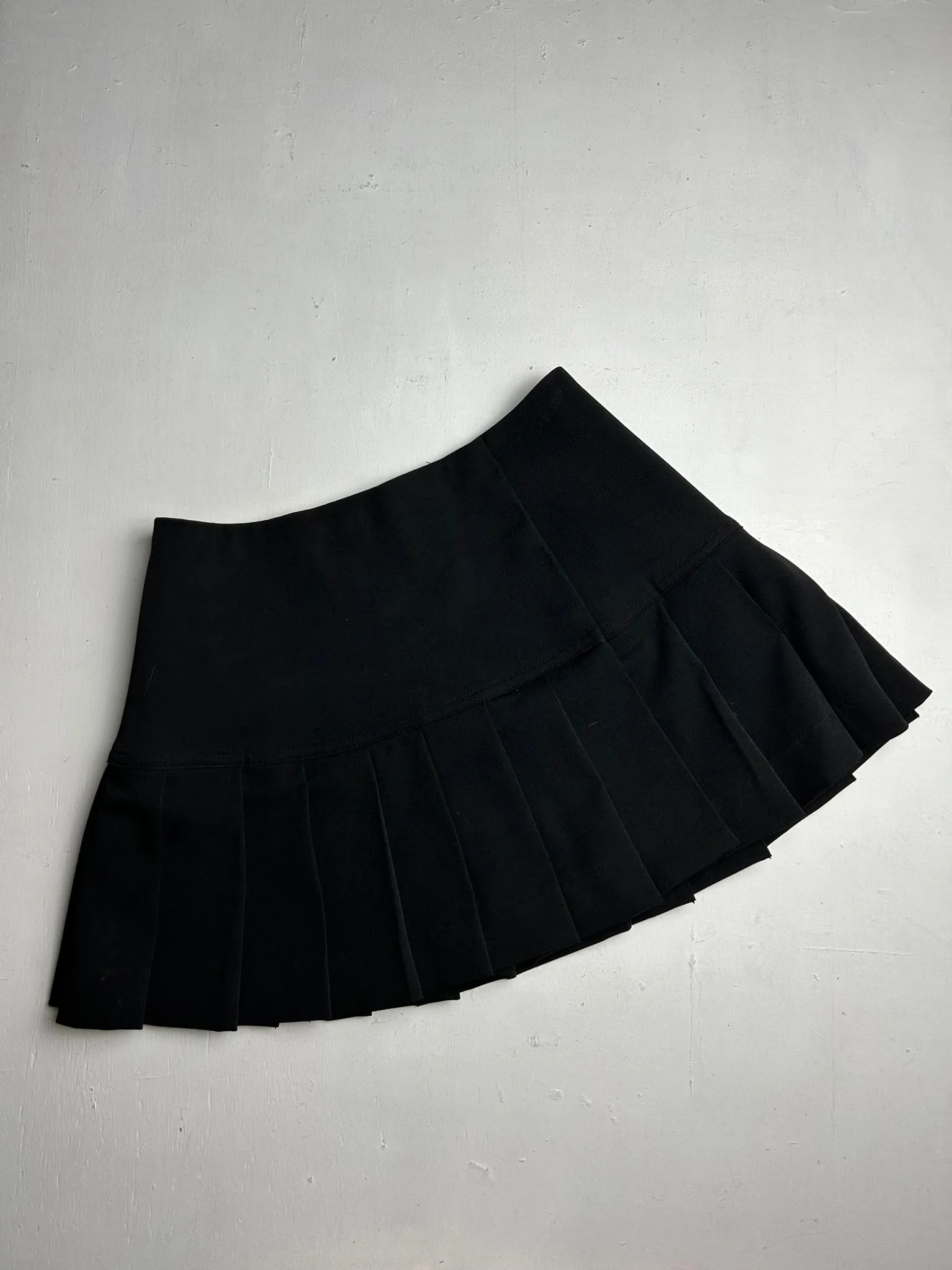 Black pleated low rise y2k 90s vintage mini skirt (XS)