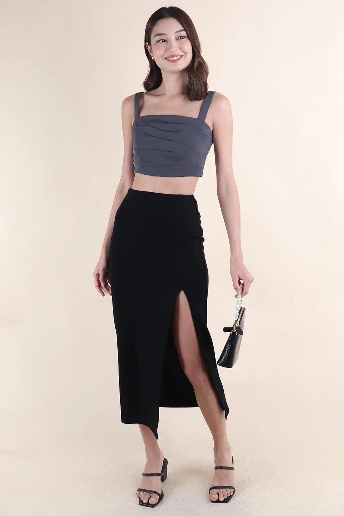 EVERDEEN SLIT SKIRT IN BLACK