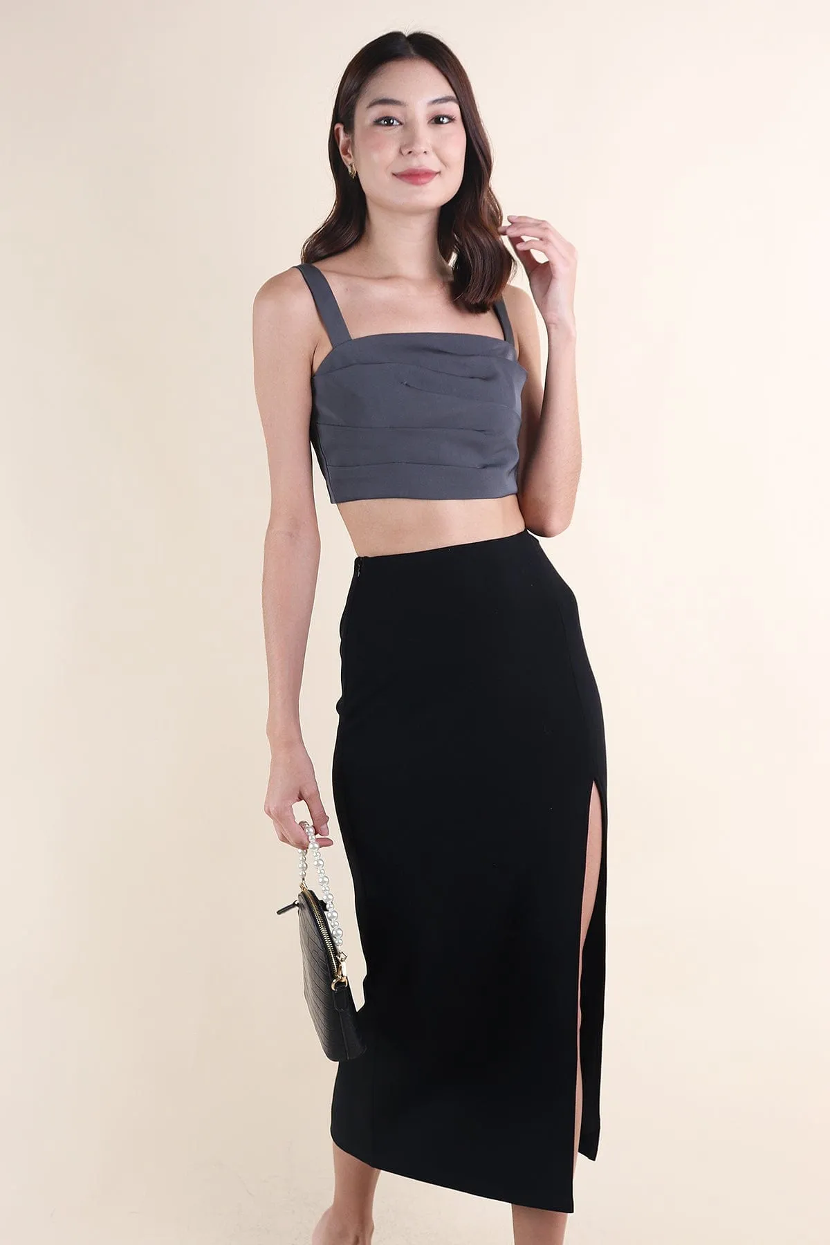 EVERDEEN SLIT SKIRT IN BLACK