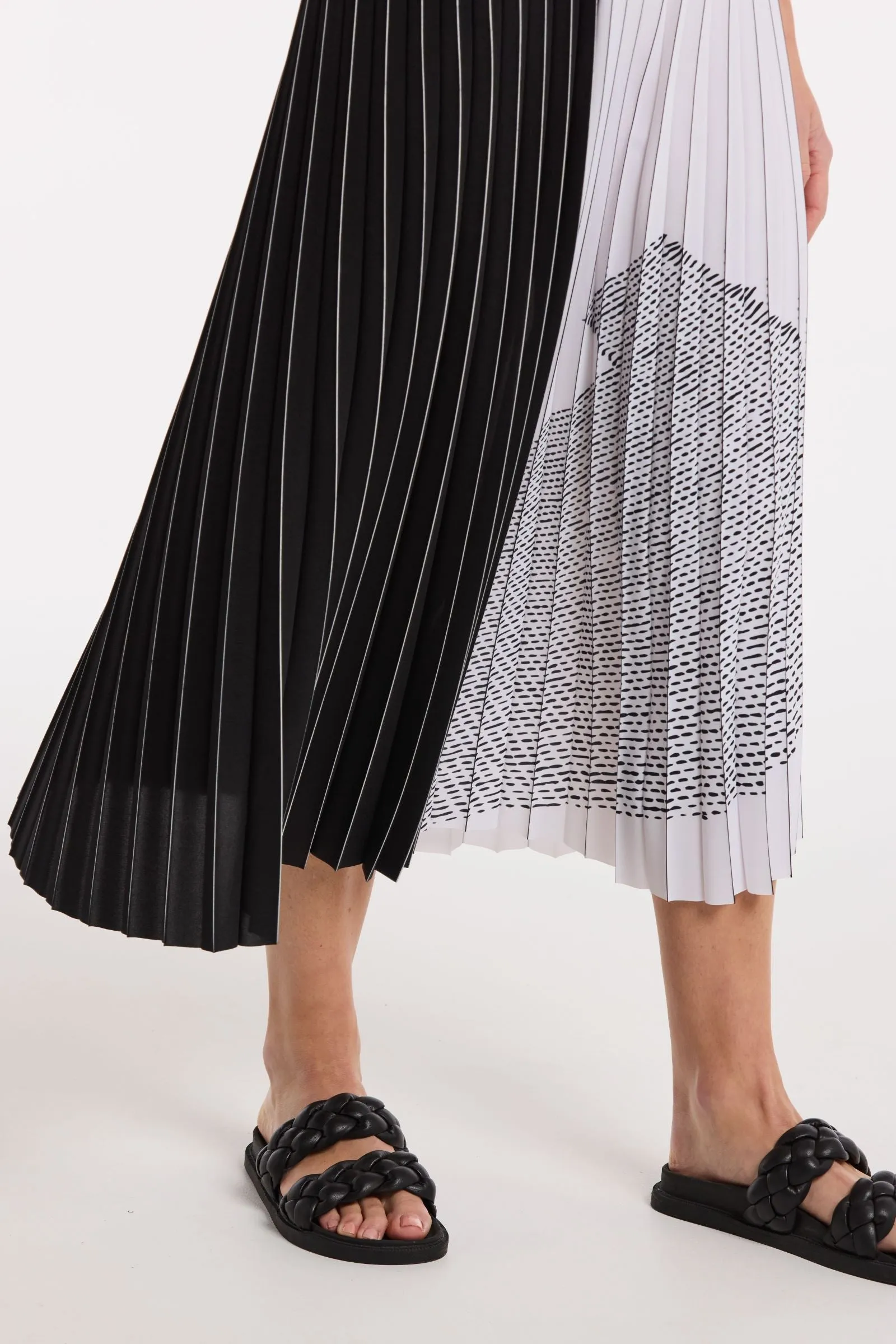 Pleated Monochrome Marco Polo Skirt - Elegant and Versatile